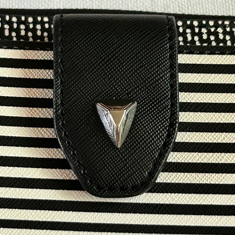 Stella & Dot Madison Tech Black White Patterned Zip Close Wristlet Wallet EUC